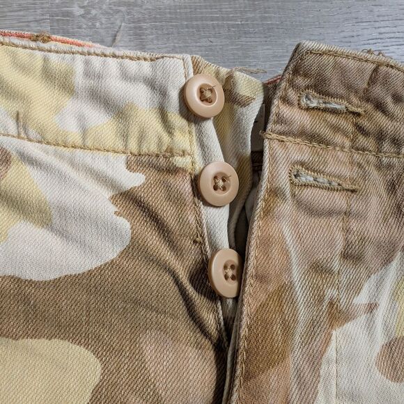 We The Free Beige Camouflage Cargo Shorts - Picture 2 of 5